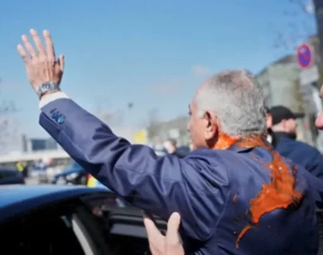 (ВИДЕО) Синот на последниот ирански шах испрскан со црвена боја во центарот на Берлин