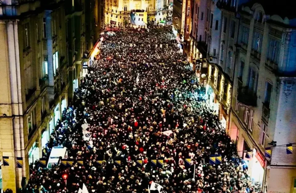 (ВИДЕО) ХАОС ПО УЛИЦИТЕ ВО САРАЕВО: Низ БиХ триумфот се славеше до доцна во ноќта