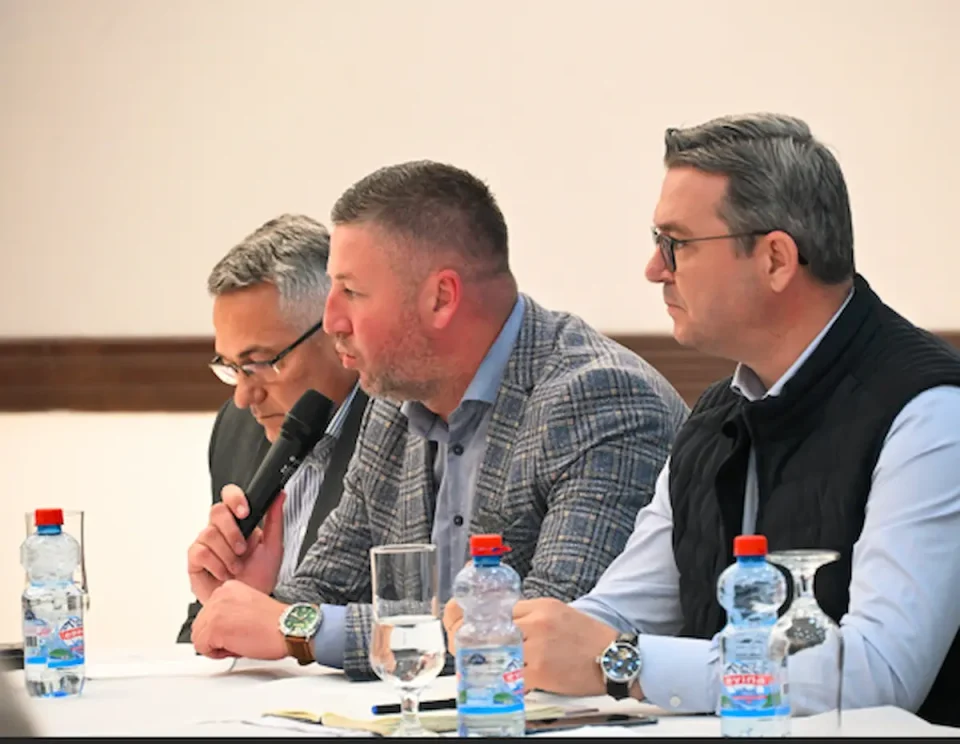 КАМПАЊАТА „ГЛАСОТ ШТО ГО СЛУШАМЕ“ ВО ДЕЛЧЕВО: Трипуновски на средба со земјоделците