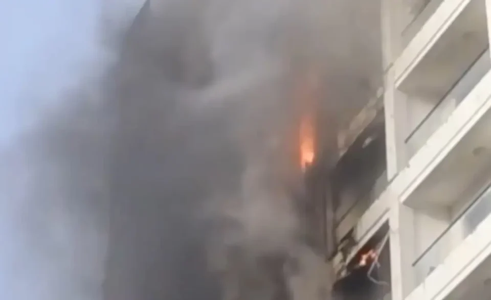 (ВИДЕО) Најмалку 11 повредени во пожарот во Тирана, пожарникарите успеаја да го локализираат