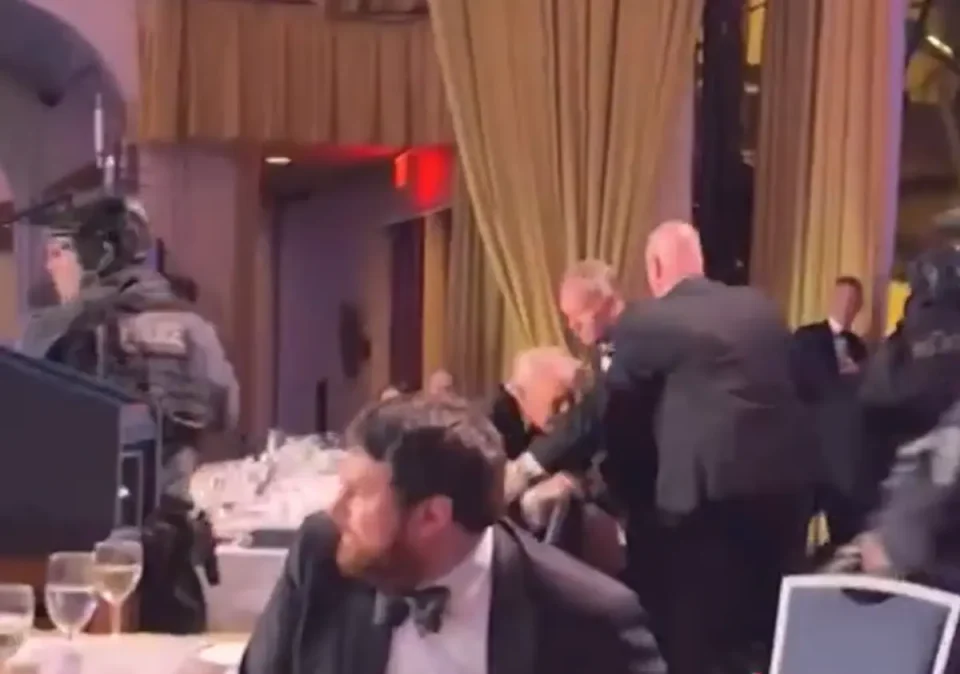 (ВИДЕО) Ова е моментот кога Трамп беше извлечен од сцената, се сопна при евакуацијата