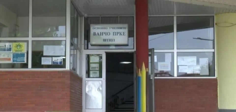 (ВИДЕО) ВАНДАЛИЗАМ ВО НАЈГОЛЕМОТО ШТИПСКО УЧИЛИШТЕ „ВАНЧО ПРЌЕ“: Искршени смарт табли и училишен инвентар, со спреј уништени ѕидови