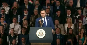 (ВИДЕО) Венс во Унгарија: Телефонски повик до Трамп за поддршка на Орбан