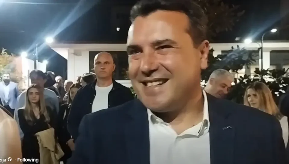 (ВИДЕО) ЗАЕВ ПРЕД ФАЈРОНТ СЕ ПОЈАВИ НА РОДЕНДЕНОТ НА СДСМ: Шо праите бе другари?