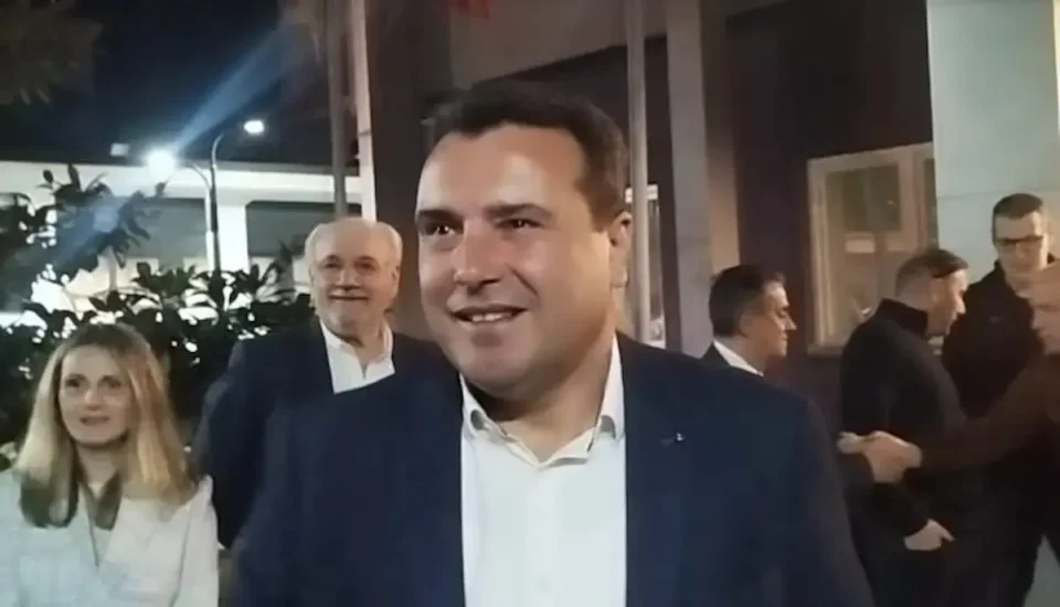 (ВИДЕО) Заев задоцнил на роденденот на СДСМ бидејќи бил на промоција на филм за промената на уставното име