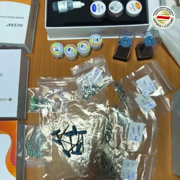 Турски државјанин, преку граничен премин Меѓународен Аеродром Скопје, се обидел во државава нелегално да внесе 116 забни импланти кои