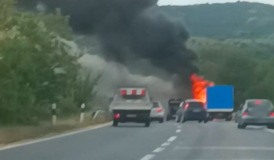 ВИДЕО: Автобус се запали на автопатот Велес-Скопје