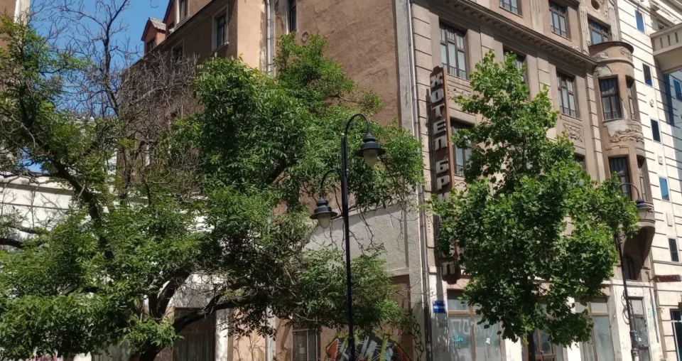 (ВИДЕО) Се продаваат култните скопски хотели „Бристол“ и „Јадран“