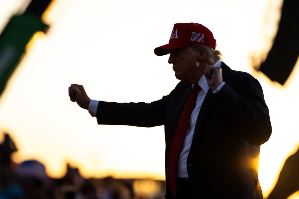 Трамп објави десетици декласифицирани документи за НЛО