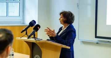 ПРЕДАВАЊЕ НА ПРАВНИОТ ФАКУЛТЕТ ВО ЉУБЉАНА: Сиљановска-Давкова говореше за уставните промени и патот кон ЕУ