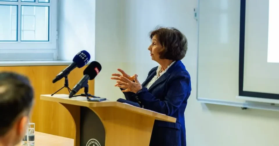 ПРЕДАВАЊЕ НА ПРАВНИОТ ФАКУЛТЕТ ВО ЉУБЉАНА: Сиљановска-Давкова говореше за уставните промени и патот кон ЕУ
