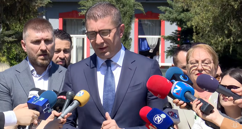 (ВО ЖИВО) Изјава на премиерот Мицкоски на поставување камен темелник на доградба на ООУ „Гоце Делчев“ во Аеродром