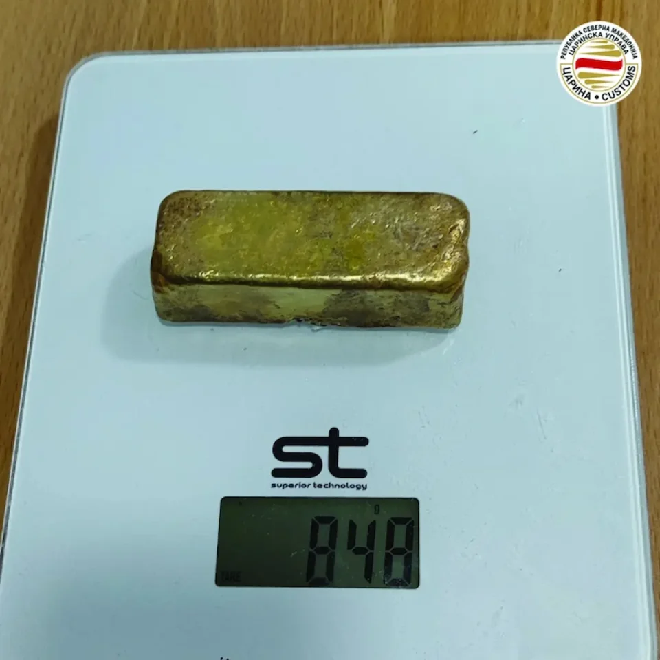 (ФОТО) Царина заплени златна плочка вредна 4,5 милиони денари, пронајдена во чевел на патник на Богородица