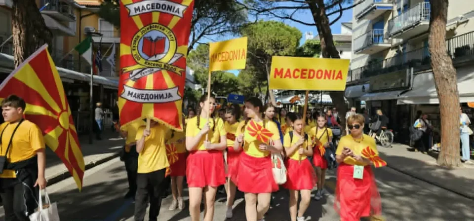 МАКЕДОНСКАТА ПЕСНА ЈА ОСВОИ ЕВРОПА: Бројни награди за хорот на ОУ „Кузман Јосифовски – Питу“ во Јесоло, Италија