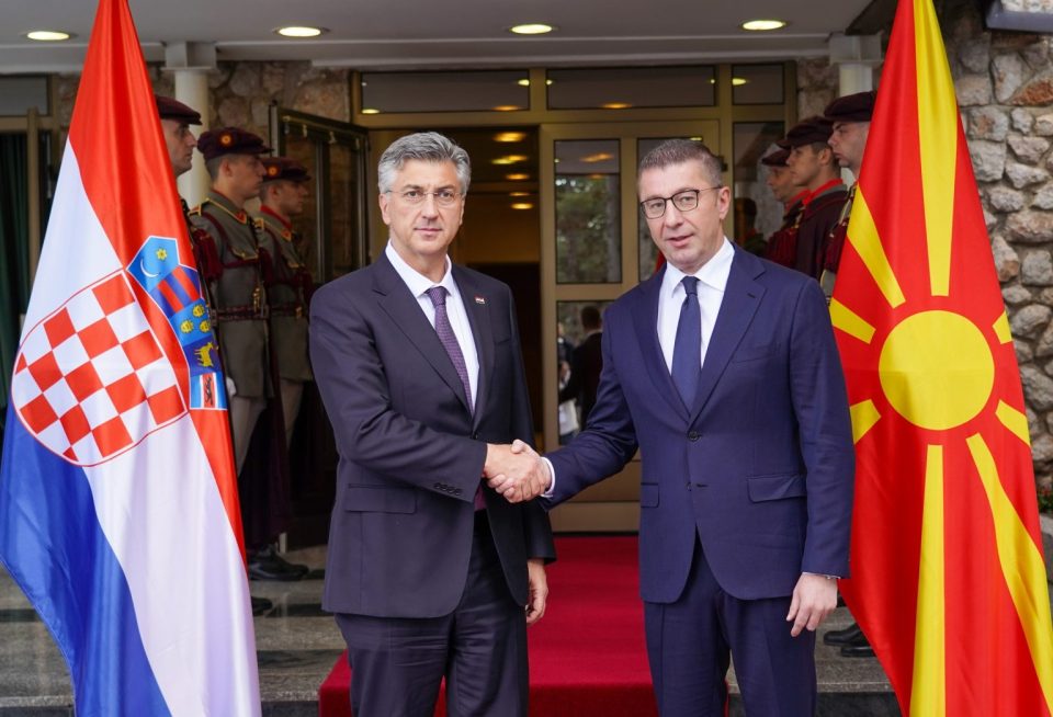 (ВО ЖИВО) Заедничка прес-конференција на премиерите Мицкоски и Пленковиќ