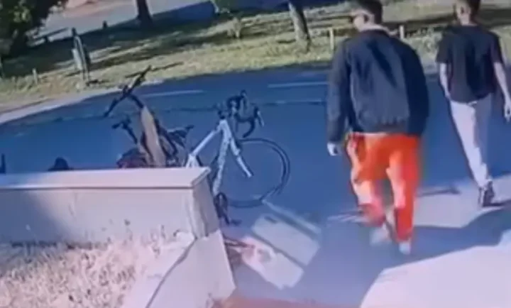 (ВИДЕО) ЕКСПЕСНО УАПСЕНИ ЛИЦАТА КОИ УКРАДОА ВЕЛОСИПЕД ПРЕД ТЕРЕТАНА ВО АЕРОДРОМ: Велосипедот е вратен кај сопственикот