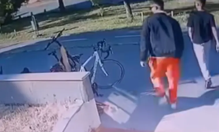 (ВИДЕО) ЕКСПЕСНО УАПСЕНИ ЛИЦАТА КОИ УКРАДОА ВЕЛОСИПЕД ПРЕД ТЕРЕТАНА ВО АЕРОДРОМ: Велосипедот е вратен кај сопственикот