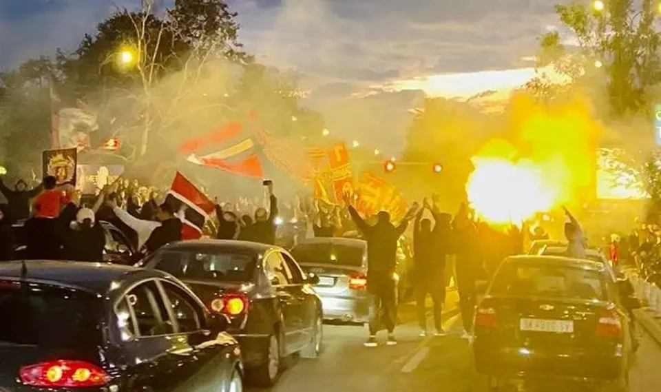 (ВИДЕО) СКОПЈЕ ВО ЦРВЕНО-ЦРНО: Комити со караван го најавија денешниот натпревар со Шкендија кога ќе се прослави шампионска титула