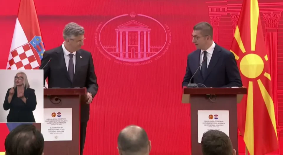 (ВО ЖИВО) Прес-конференција на Мицкоски и Пленковиќ