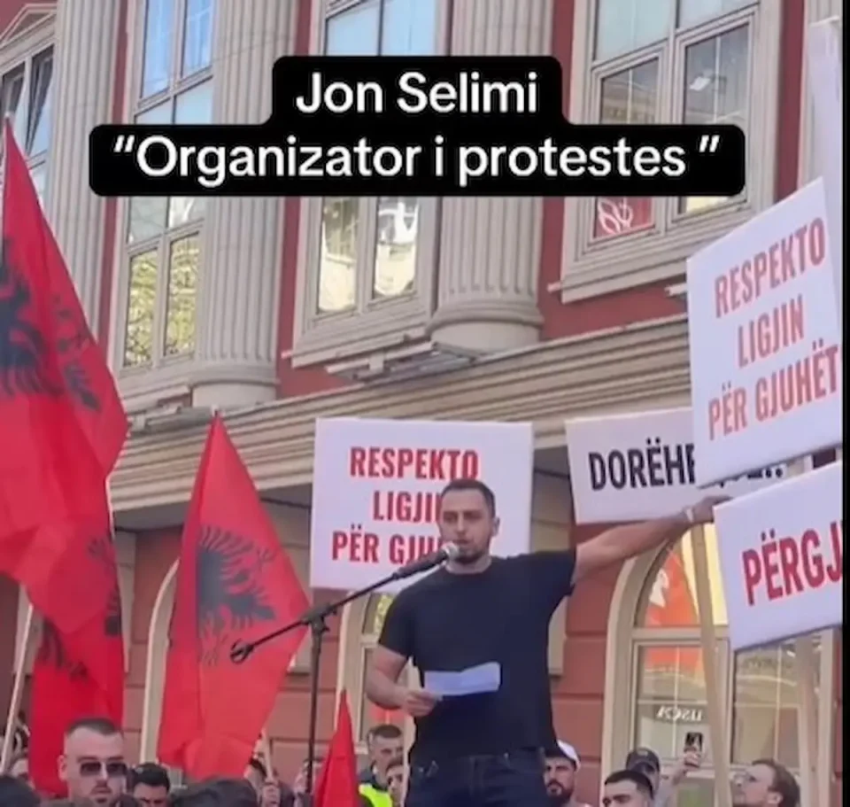 ВРЕДИ РЕАГИРА: Децата на функционерите на ДУИ протестираат против своите родители