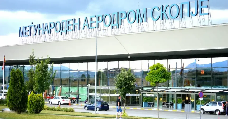 СКОПСКИОТ АЕРОДРОМ СО ИЗВЕСТУВАЊЕ ДО ПАТНИЦИТЕ: Можно подолго чекање на контролите