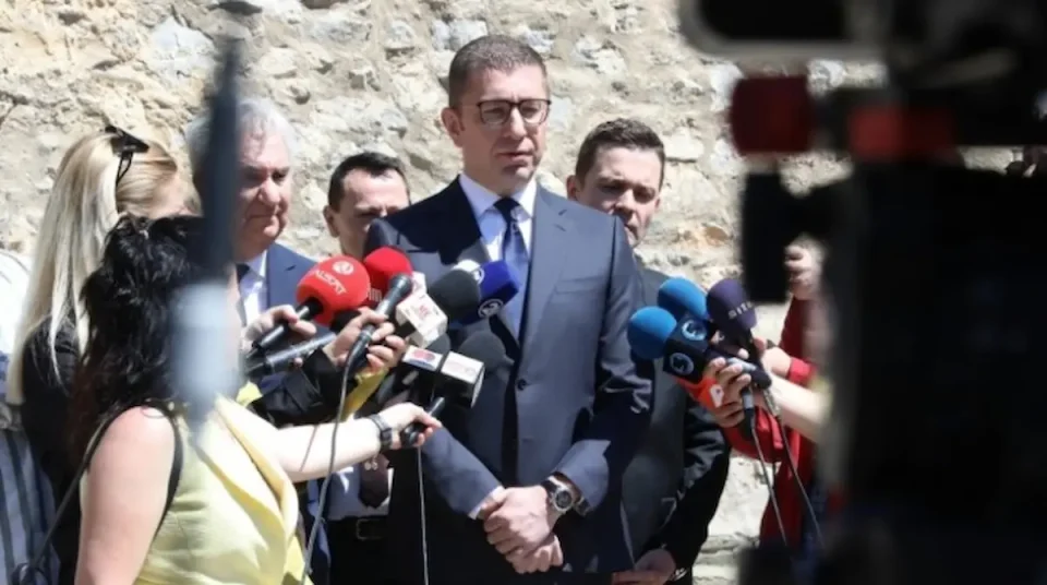Бугарскиот наратив кон Македонија нема да се промени, се додека кај нас има структури подготвени да коленичат пред бугарските власти, смета Мицкоски