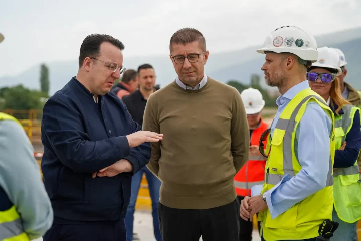 (ФОТОГАЛЕРИЈА) МИЦКОСКИ, НИКОЛОСКИ И ТРАЈАНОВСКИ НА ТЕРЕН: Автопатите се градат со добра динамика, сите предизвици ги решаваме со добра координација