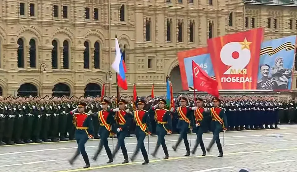 (ВО ЖИВО) БЕЗ ТЕНКОВИ НА ЦРВЕНИОТ ПЛОШТАД: Парада на победата во Москва