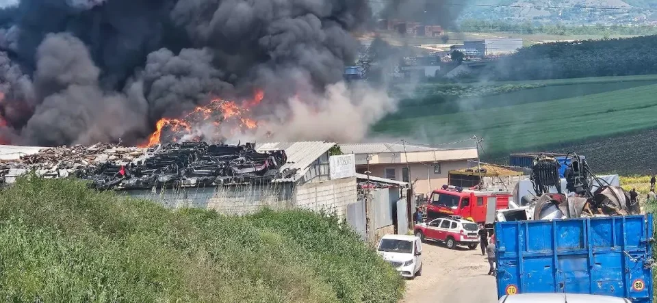 (ФОТО) ПОЖАР ВО ВИЗБЕГОВО: Горат стари автомобили, противпожарните екипи на терен