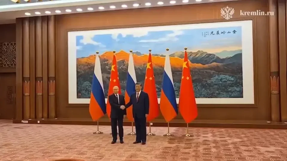(ВИДЕО) СИ ЏИНПИНГ ГО ПРЕЧЕКА ПУТИН: Двајцата лидери оценија дека односите меѓу двете држави се на високо ниво