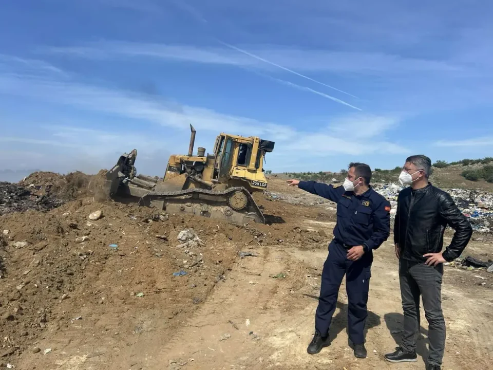 Градоначалникот Почивалец: Во наредните денови состојбата со пожарот на депонијата во Радовиш целосно ќе биде санирана