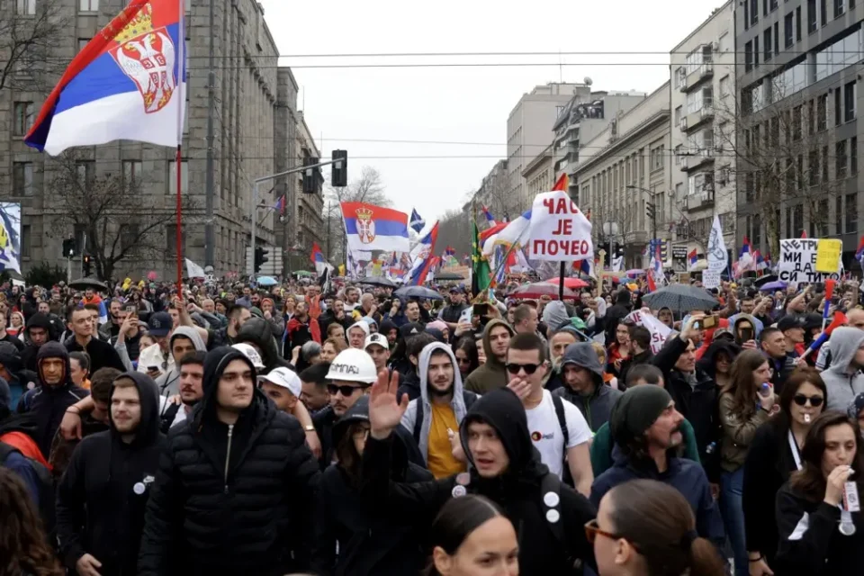 ЖЕЛЕЗНИЧКИОТ СООБРАЌАЈ ВО СРБИЈА ЦЕЛОСНО ЗАПРЕН: Следува голем протест во Белград