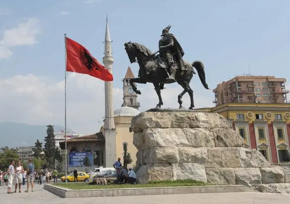 ПРОТЕСТ ВО ТИРАНА ЗА АЛБАНСКИТЕ СТУДЕНТИ ВО МАКЕДОНИЈА: Бараат правосудниот испит да се полага и на албански јазик