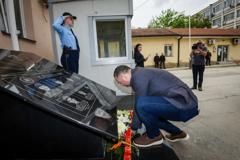 Тошковски им оддаде почит на загинатите полицајци во „Диво Насеље“: Хероите живеат вечно!