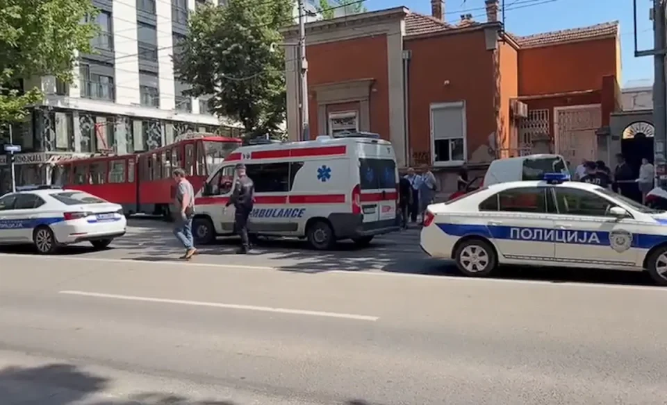 (ВИДЕО) ВКУПНО 15 ЛИЦА СЕ ПОВРЕДЕНИ ВО ТРАМВАЈСКАТА НЕСРЕЌА ВО БЕЛГРАД: Меѓу нив има и две деца