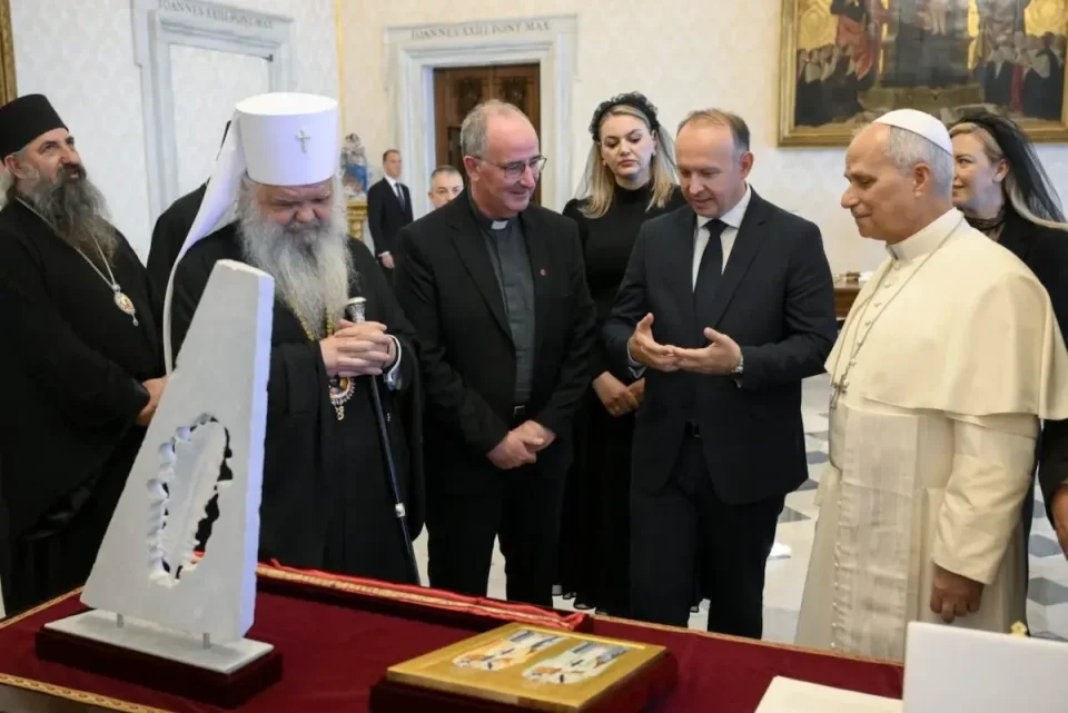 Гаши со државно–црковна делегација во посета на Ватикан, еве што му подари на папата