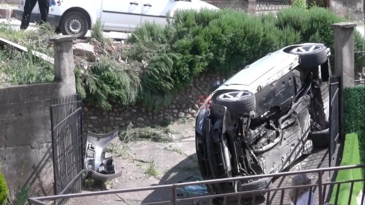 Автомобил се преврте на штипската улица „Панче Караѓозов“, по што заврши во двор на една од куќите