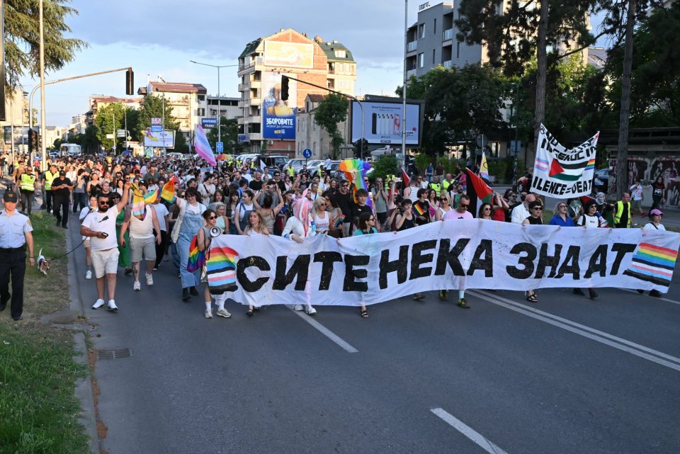 (ФОТО+ВИДЕО) Осмата Парада на гордоста тргна од Градскиот парк како протестен марш