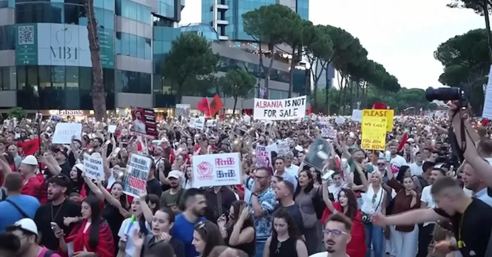 „Албанија не е на продажба“: Масовни протести во Тирана против проект поврзан со Кушнер