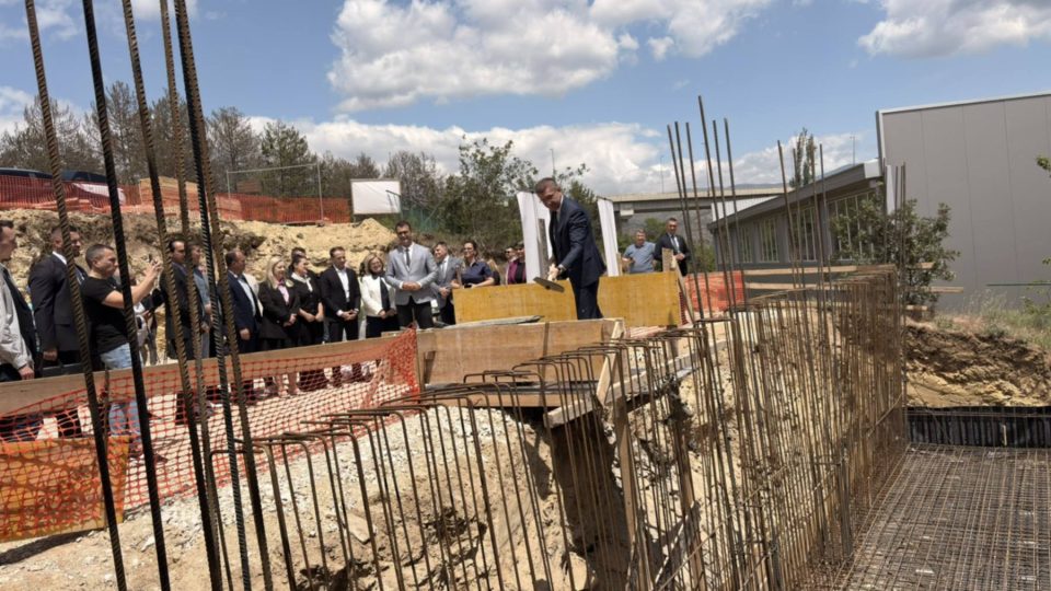 Мицкоски на поставување камен-темелник за доградба на ООУ „Димитар Беровски“ во oпштина Ѓорче Петров