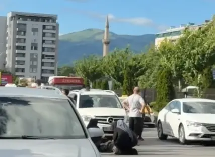 (ВИДЕО) Жена и маж завршија под автомобил на „дивиот пешачки премин“ кај Бит Пазар