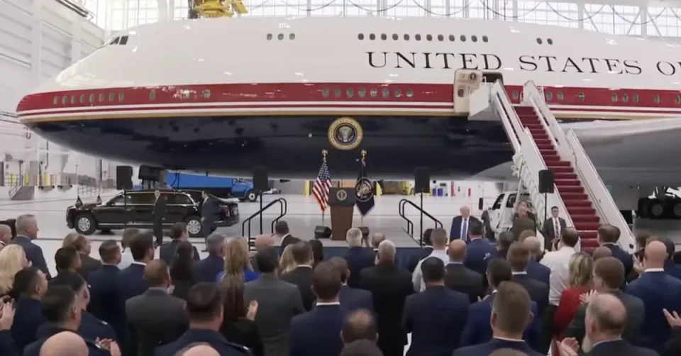 КАТАРСКИ ПОДАРОК ЗА АМЕРИКАНСКИОТ ПРЕТСЕДАТЕЛ: Трамп го претстави новиот претседателски авион