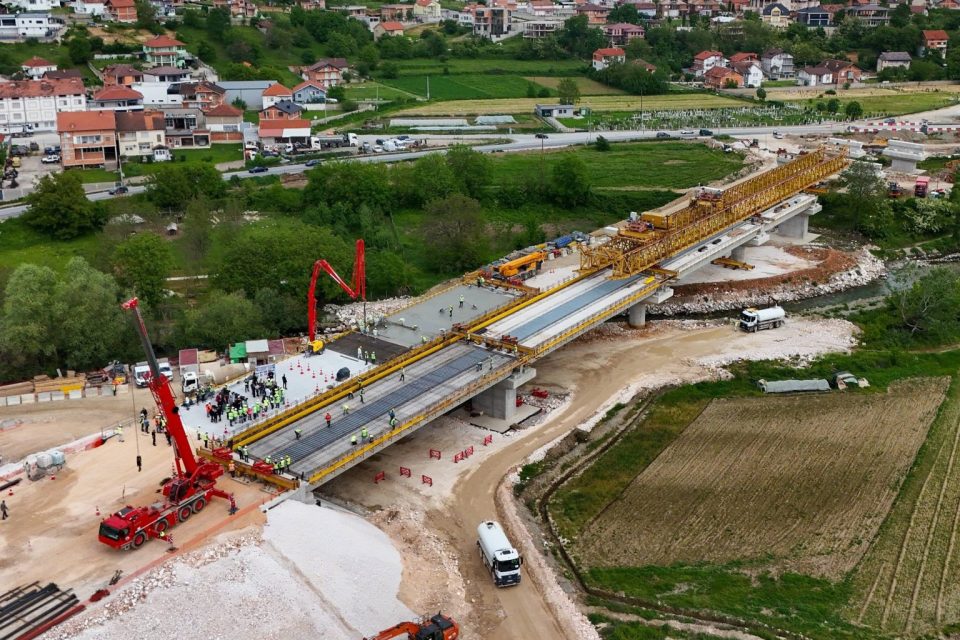 Мицкоски: Има историска градба паралелно на 6 автопатишта