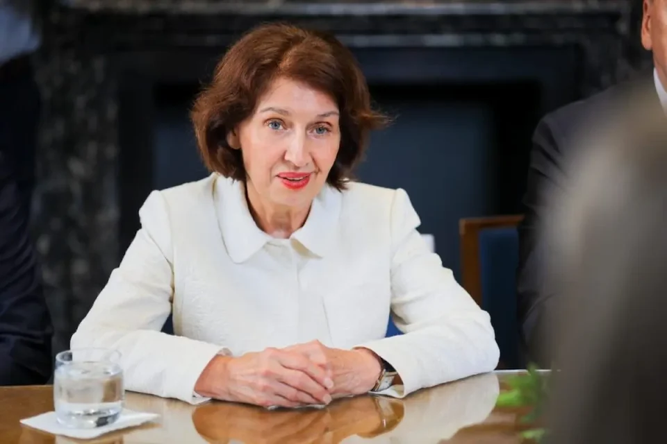 Сиљановска – Давкова за МИА: Не е проблемот во Уставот, сме го менувале 36 пати, па секаде суверенитетот извира од граѓаните, а кај нас изгледа и од меѓународната заедница