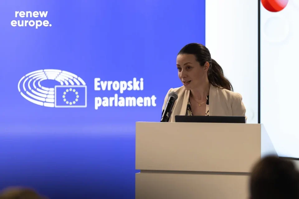 ЈОВЕВА ВО ЕВРОПАРЛАМЕНТОТ: Македонците не треба да ја плаќаат цената за политичките фрустрации на другите