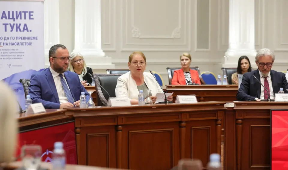 ЈАНЕВСКА: Нема отпуштање наставници, туку прераспределба, во спротивно ќе имаме училишта со по 5 деца