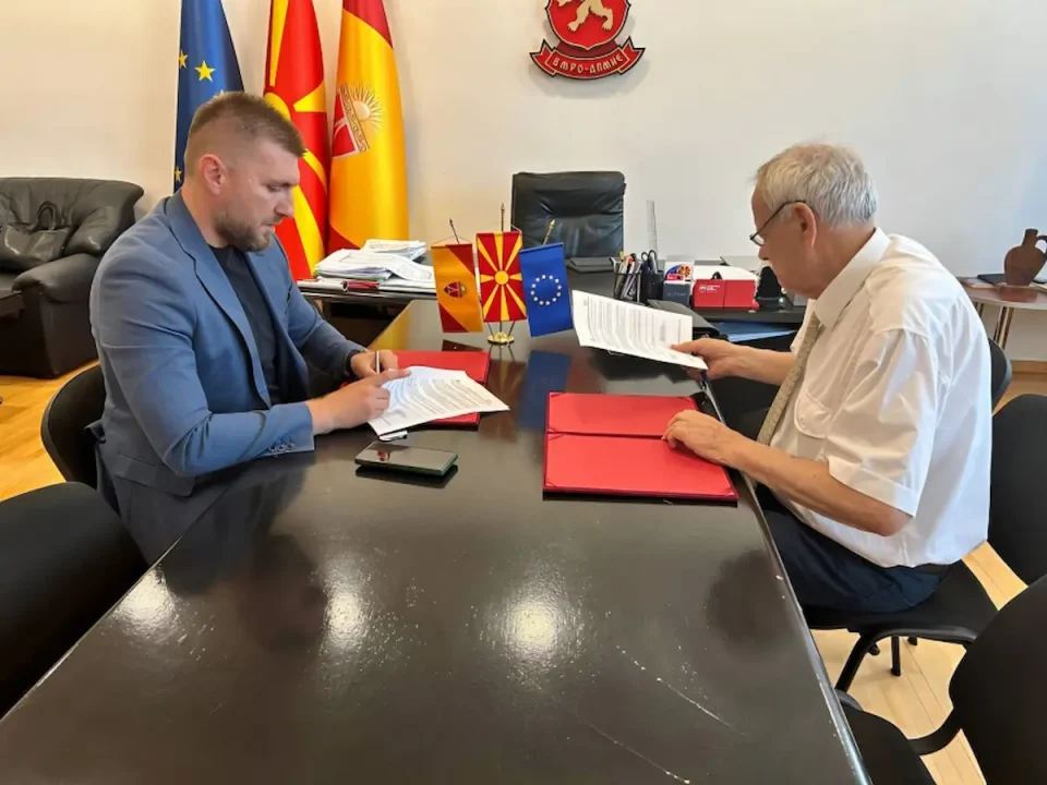 ОПШТИНА АЕРОДРОМ СО ПОМОШ ЗА ПЕНЗИОНЕРИТЕ: Митески го потпиша договорот за финансиска поддршка на Здружението „Солидарност“