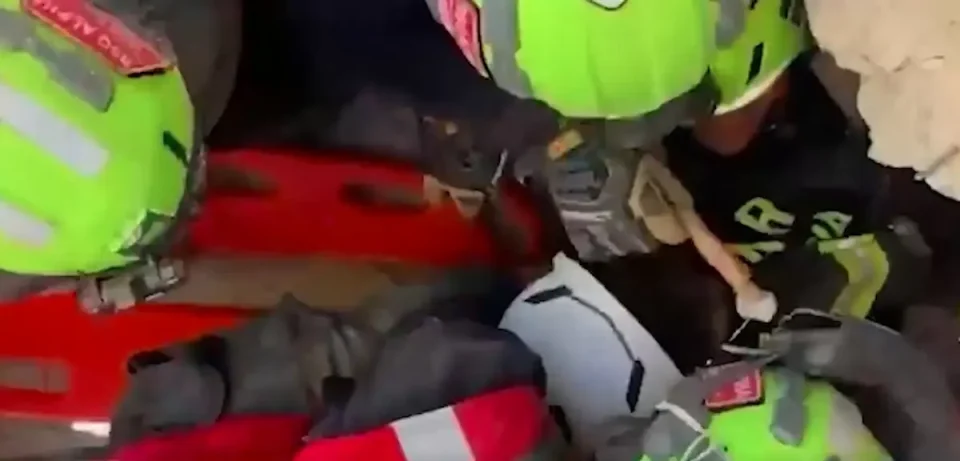 (ВИДЕО) ЧУДО: 11-годишно дете извлечено од урнатините три дена по земјотресите во Венецуела