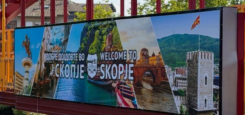 ПОВТОРНО НЕ Е ДОДАДЕН АЛБАНСКИОТ ЈАЗИК: И по корекцијата на билбордот, се игнорира мултиетничкиот карактер на Скопје, велат од ДУИ