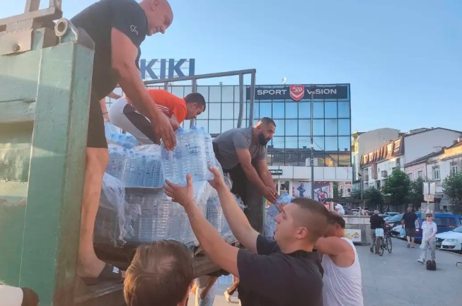 (ФОТО): Започна дистрибуција на пакувана вода за пиење во Гостивар